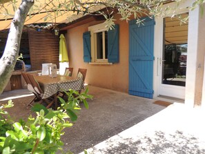 Outdoor dining - Charming little villa in the countryside. Ideal place for a well-deserved rest (Buisson)