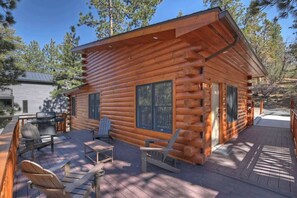 Terrace/patio - Big Bear Cozy Cottage EV Charger FamilyFriendly Fireplace (Big Bear Lake)
