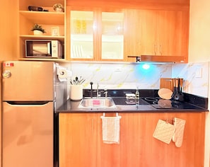 Refrigerador, microondas, placa de cocina, cafetera/tetera