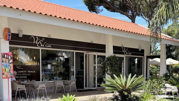 A cafe with outdoor seating and a tiled roof. - Spacious 1-Bedroom Apartment with Private Rooftop & Sunny Terrace (Quarteira)
