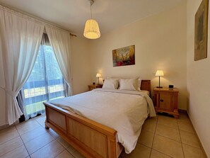 1 chambre, fer et planche à repasser, lit de bébé portatif