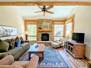 Una Smart TV, una chimenea