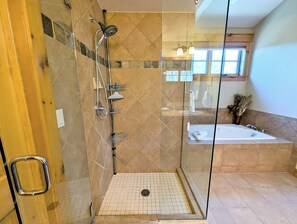 Hair dryer, towels - Updated Spacious townhome near trails, Pool & Hot tub (Keystone)