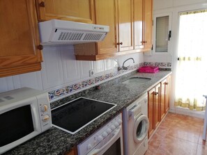 冷蔵庫、電子レンジ、オーブン、コーヒー / ティーメーカー