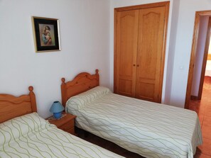 2 bedrooms, iron/ironing board, bed sheets