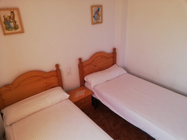 2 bedrooms, iron/ironing board, bed sheets