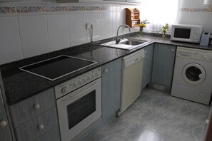 Fridge, microwave, oven, dishwasher - Naranjos II esc.2 7º pta.14 ático (Xeraco Playa)