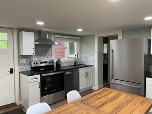 Fridge, microwave, oven, stovetop - The Red Country Cottage (Amenia)