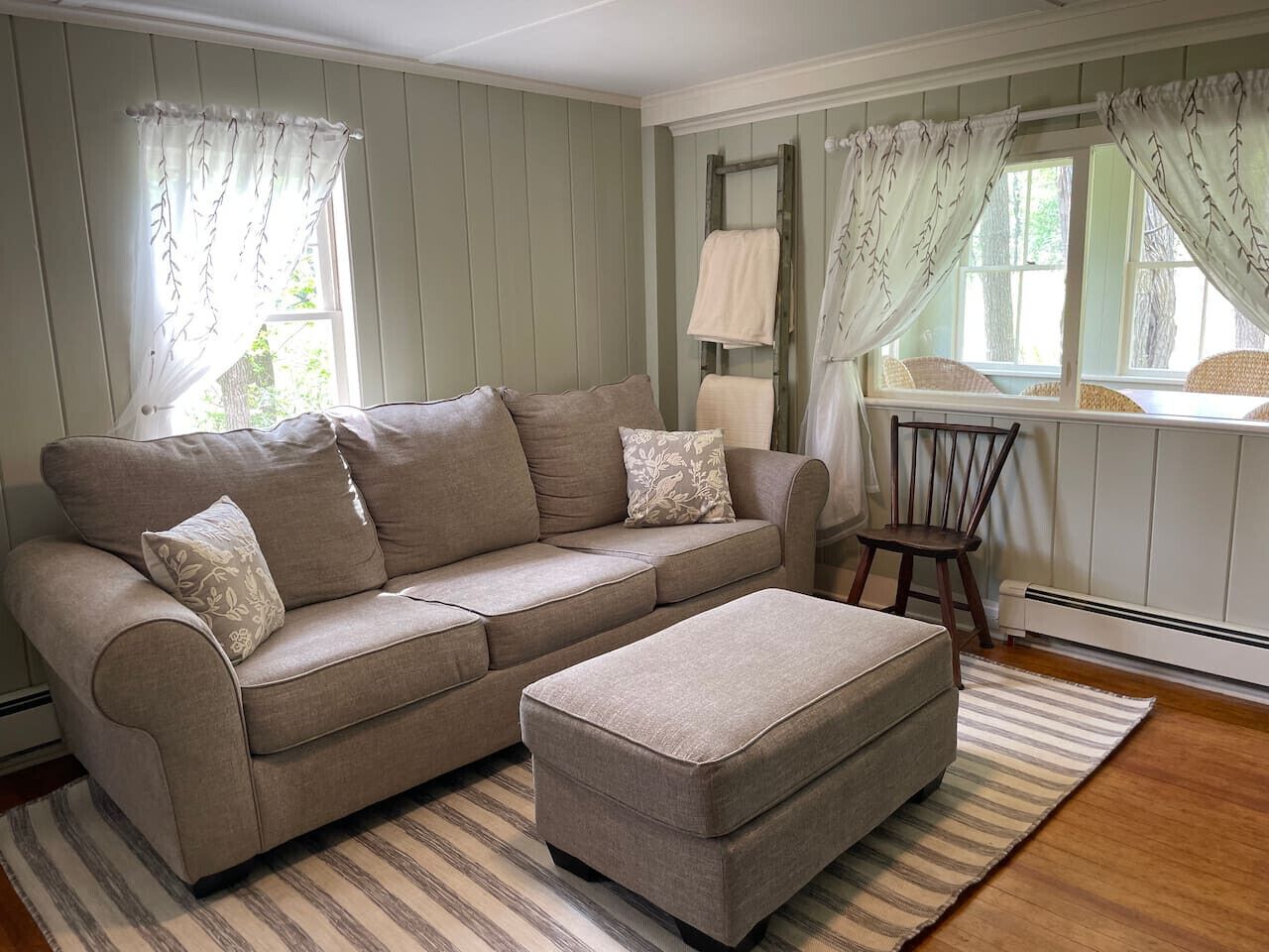 テレビ、暖炉、書庫