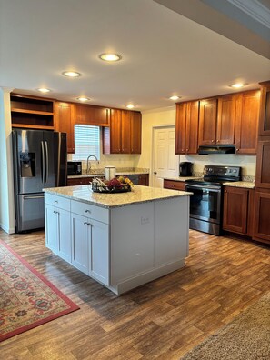 Réfrigérateur, four à micro-ondes, un four, surface de cuisson