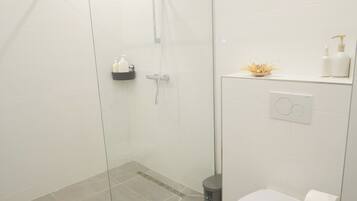Dusche, Haartrockner, Handtücher, Toilettenpapier