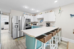 Refrigerador, microondas, horno y parrilla de estufa 