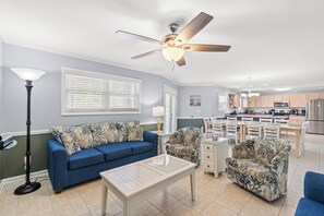 Una televisión, videojuegos, un futbolín