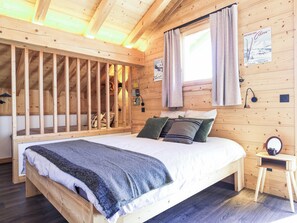 5 bedrooms, iron/ironing board, WiFi, bed sheets