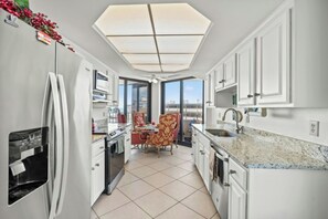 Køleskab, mikrobølgeovn, ovn, kogeplade