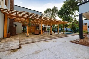 Una piscina al aire libre