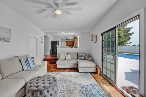 Close To Beach, 5 Bedroom, Sleeps 12, Saltwater Pool, Large Yard, On Golf Course