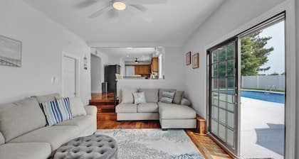 Close To Beach, 5 Bedroom, Sleeps 12, Saltwater Pool, Large Yard, On Golf Course