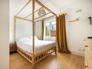 5 quartos, ferros/tábuas de passar roupa, berço de viagem