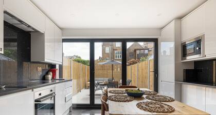 Modern 5-BR house short walk to Brick Lane and Spitalfields Market!