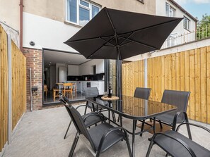 Outdoor dining - Modern 5-BR house short walk to Brick Lane and Spitalfields Market! (London)