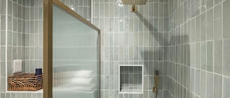 Douche, bidet, serviettes fournies, savon