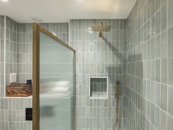 Shower, bidet, towels, soap