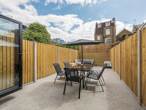 Outdoor dining - Modern 5-BR house short walk to Brick Lane and Spitalfields Market! (London)
