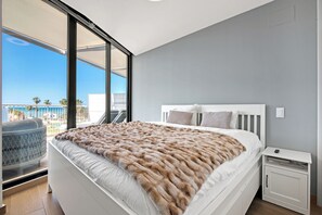 3 bedrooms, desk, iron/ironing board, travel crib