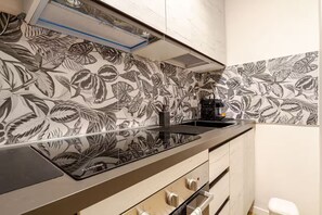 Fridge, microwave, oven, stovetop - Renovated two-room apartment 2 steps from metro M1 Sesto Marelli Milan (Sesto San Giovanni)