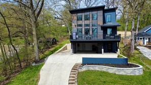 Exterior - Above The Bay | 3BR + Loft, Arcade, Deck, Near Pier 290 & Williams Bay Beach (Williams Bay)