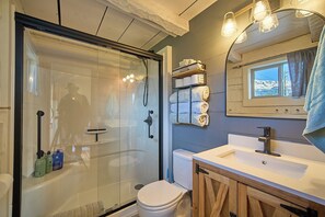 Ducha, secador de pelo, toallas y jabón