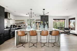 Een koelkast, een magnetron, een oven, een kookplaat