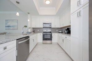 Réfrigérateur, micro-ondes, four, lave-vaisselle