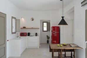Microwave, coffee/tea maker, electric kettle, toaster - Rizes  Villas with private pool- Vinsanto Villa (Perissa)