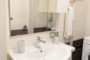 Douche, sèche-cheveux, bidet, serviettes fournies