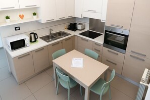 Réfrigérateur, micro-ondes, four, plaque de cuisson