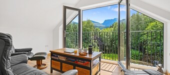 蘇格蘭帶壯麗山景的小木屋