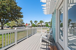 Terrace/patio - 🏖4BR Beach Retreat-Community Pool-Walk to Beach-By the Ocean Blue🏖 (Destin)