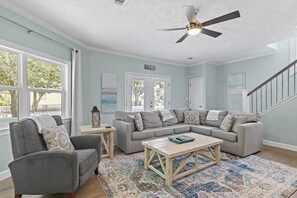 Een smart-tv en tafelvoetbal