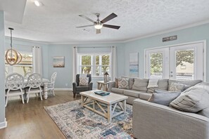 Een smart-tv en tafelvoetbal