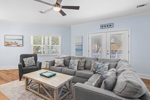 Smart TV, table football - 🏖4BR Beach Retreat-Community Pool-Walk to Beach-By the Ocean Blue🏖 (Destin)