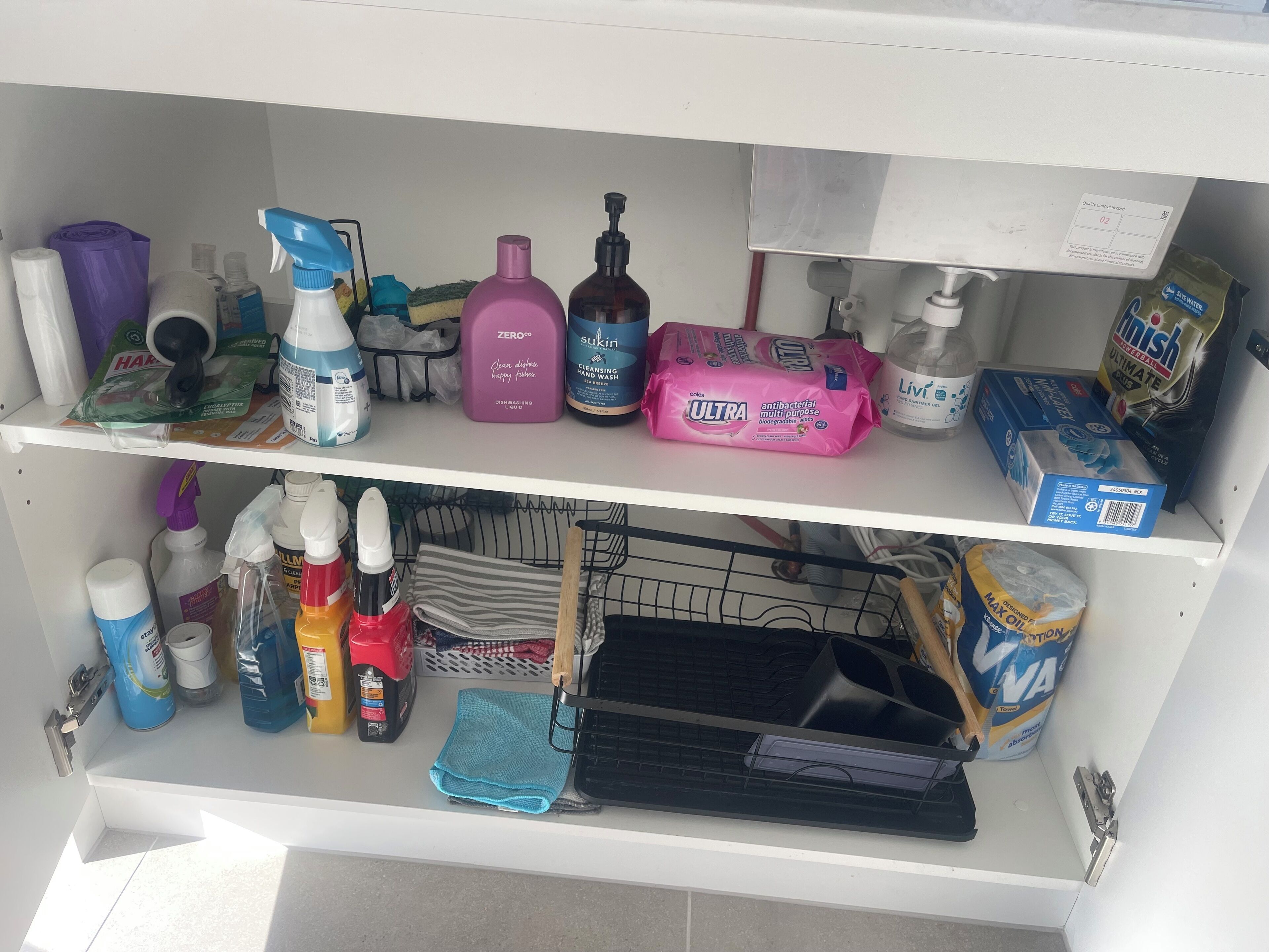 Uma prateleira com diversos produtos de limpeza e artigos para o lar.