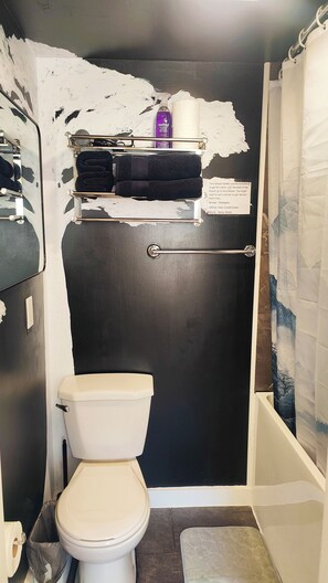 Haartrockner, Handtücher, Seife, Shampoo
