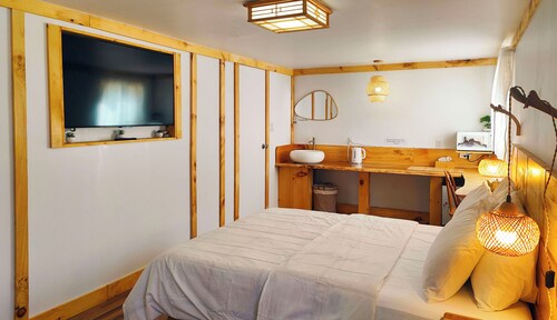 Private little Zen guestroom+ free parking