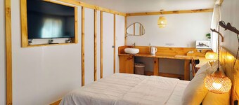 Private little Zen guestroom+ free parking