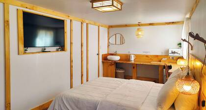 Private little Zen guestroom+ free parking