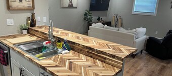 Cozy 2-bedroom apartment in lovely Scott City with AC, WiFi