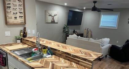 Cozy 2-bedroom apartment in lovely Scott City with AC, WiFi