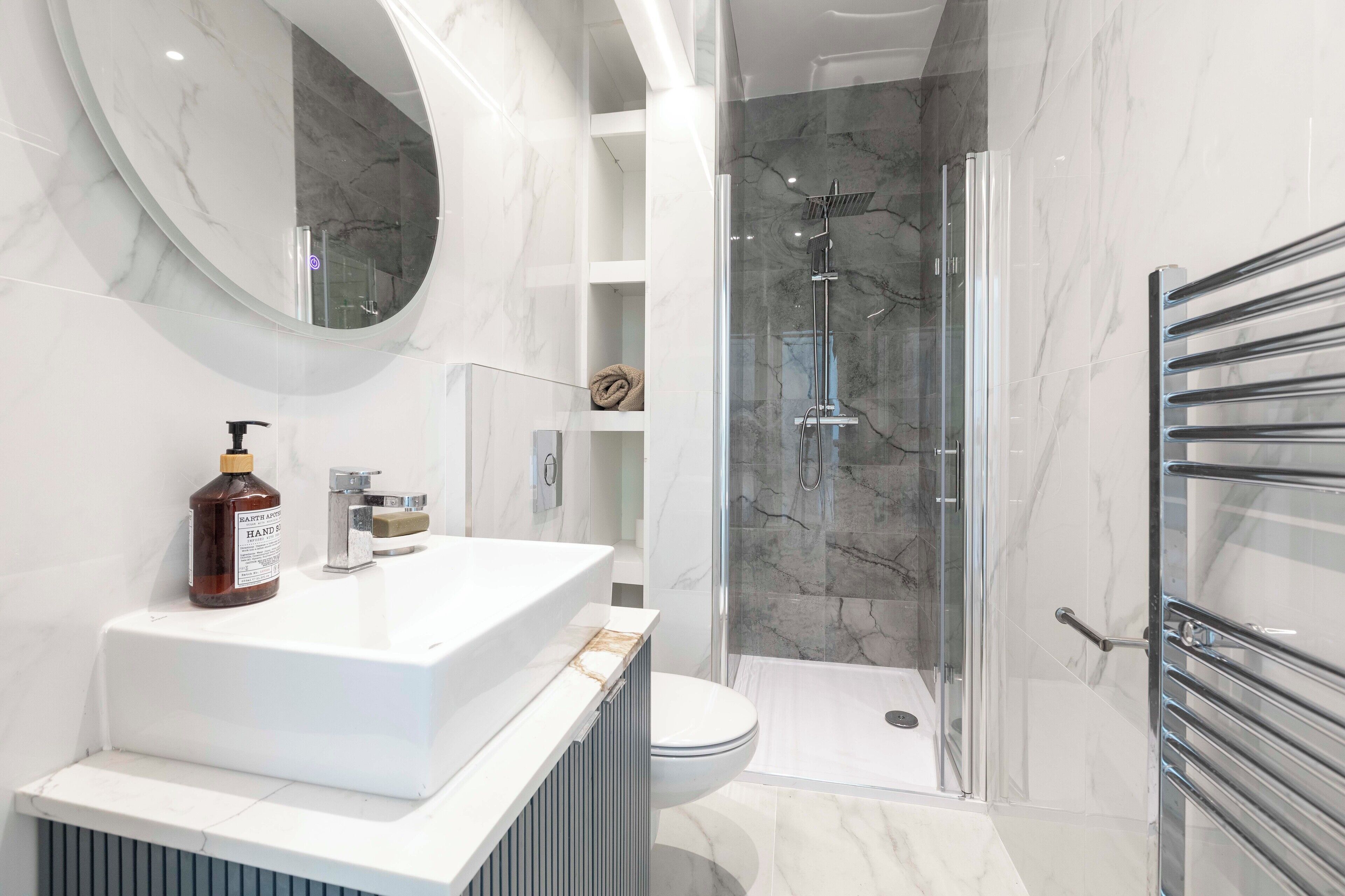 Douche, sèche-cheveux, serviettes fournies, savon
